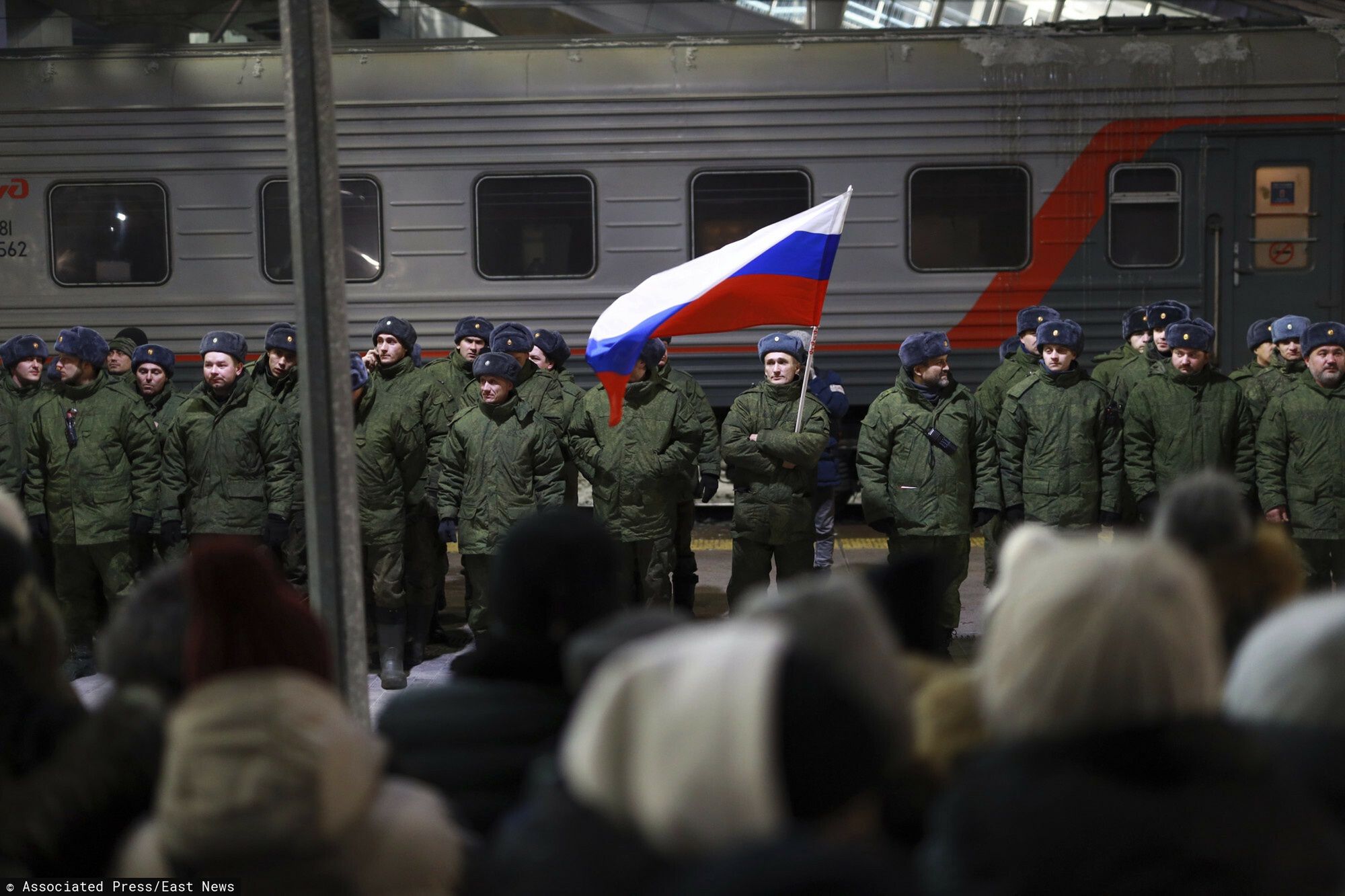 Po?egnanie zmobilizowanych Rosjan na stacji w Tiumeniu
Soldiers who were recently mobilized by Russia for the military operation in Ukraine stand at a ceremony before boarding a train at a railway station in Tyumen, Russia, Friday, Dec. 2, 2022. Russian President Vladimir Putin's order to mobilize reservists for the conflict prompted large numbers of Russians to leave the country. (AP Photo)