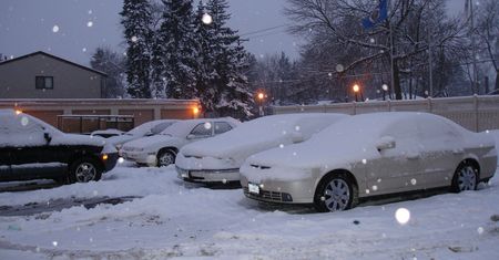 Krzyki z auta i napis "pomocy" na szybie. Zamarła. Chwyciła za telefon