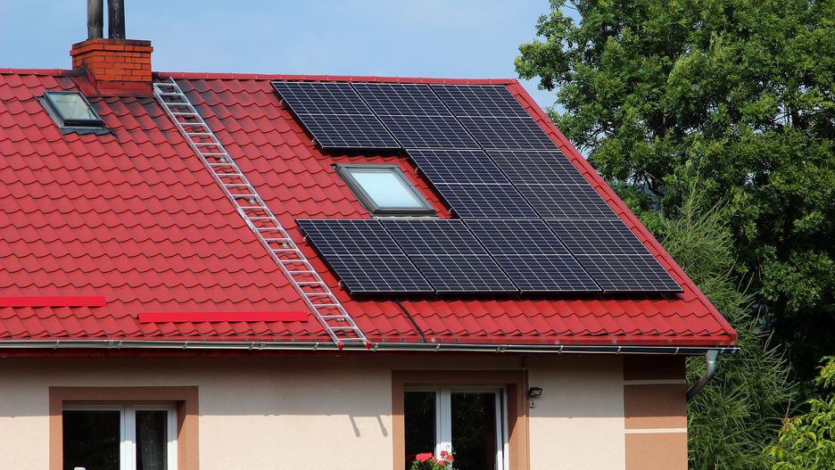 Fotowoltaika na dachu, instalacja fotowoltaiczna zamontowana na dachu budynku
