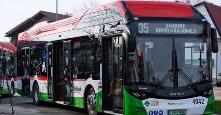 Utrudnienia dla pasażerów jednej z popularnych linii autobusowych. Wszystko przez przebudowę skrzyżowania