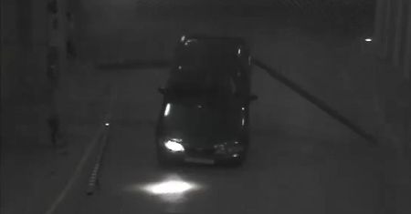 Staranował bramę i przewrócił auto [wideo]