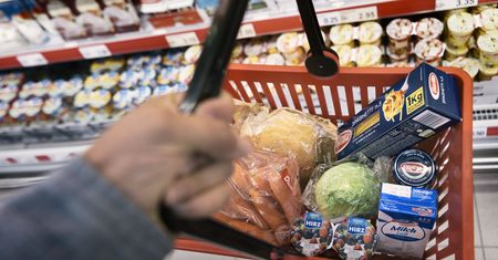 Handlowcy ograniczali podwyżki w grudniu, aby podnieść ceny w styczniu. "Bali się nagonki na sklepy"