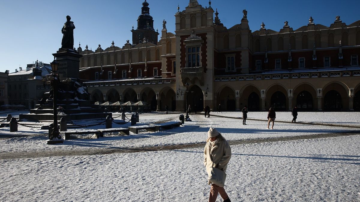 Frosty weather in Poland
KRAKOW, POLAND - JANUARY 9: People walk the snow covered streets during the winter season in Krakow, Poland on January 9, 2024. The temperature wasn't higher than -10 degrees Celsius during the day and for the night the lowest temperature of the winter (-17 degrees Celcius) are forecasted. (Photo by Jakub Porzycki/Anadolu via Getty Images)
Anadolu
cold, european, frosty, frosty weather, snowy, winter season