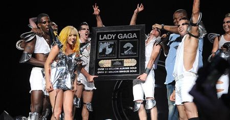Lady GaGa sprzedała... 51 MILIONÓW SINGLI!