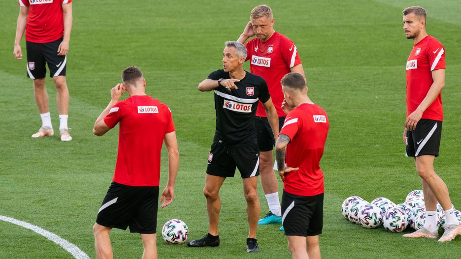GDANSK, POLAND - JUNE 10: (BILD ZEITUNG OUT) Coach of Poland Paulo Sousa gestures during the Poland Training Session - UEFA Euro 2020 at PGE Arena on June 10, 2021 in Gdansk, Poland. (Photo by Mateusz Slodkowski/DeFodi Images via Getty Images)