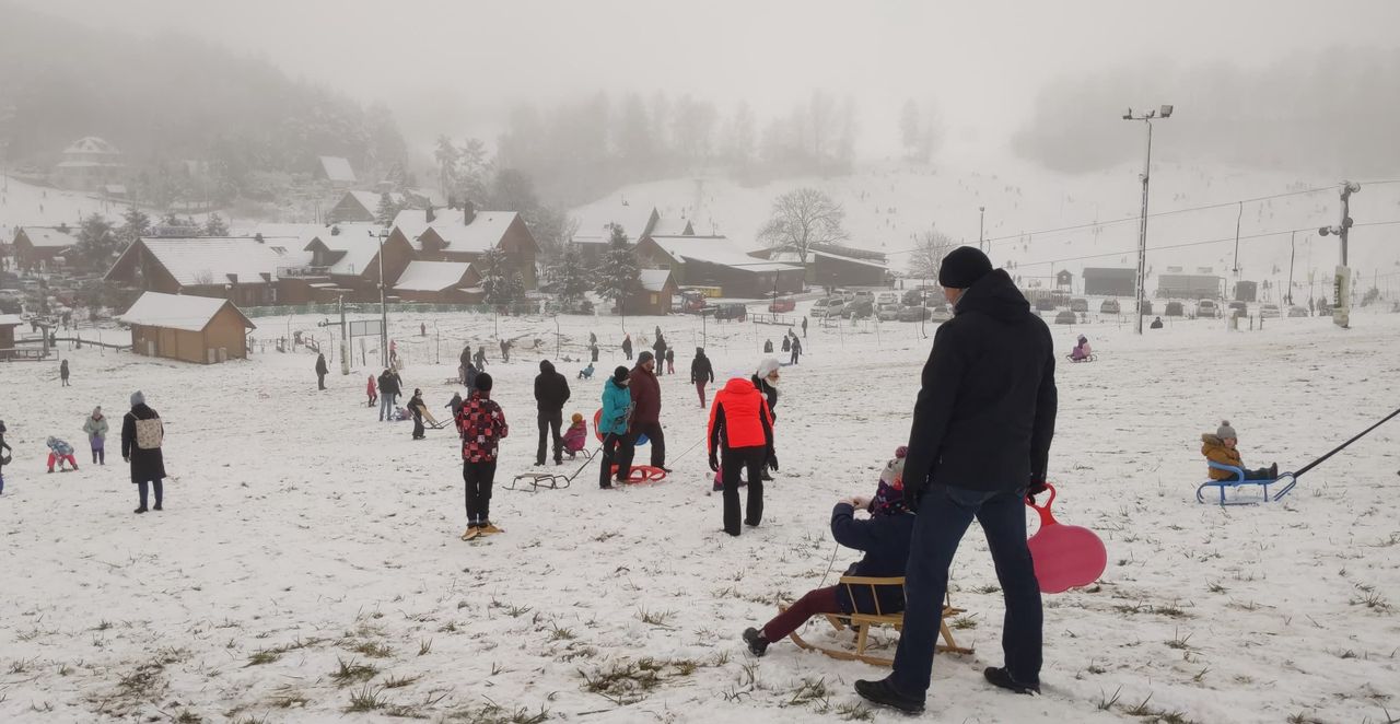 Ferie 2021. Tłumy na stoku w Wieżycy na Pomorzu