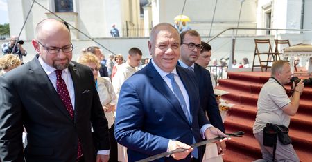 "Ktoś sobie żarty stroi". Dar przekazany Rydzykowi to podróbka?
