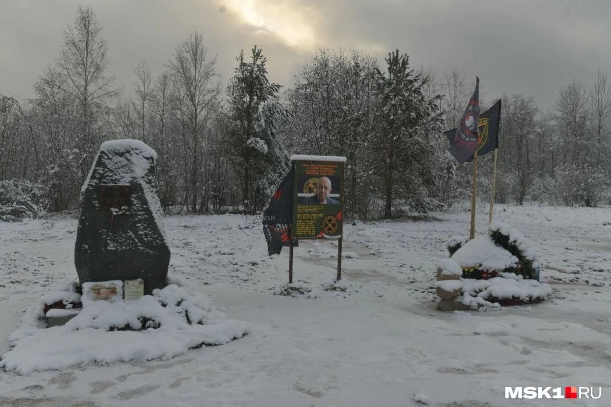 This is what Yevgeny Prigozhin's monument looks like at the site of his plane crash.