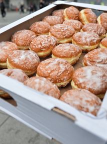 Tanie pączki z marketów. Niska cena idzie w parze z niską jakością