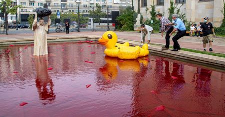 Warszawa. Dmuchana kaczka w krwawej sadzawce obok Jana Pawła II