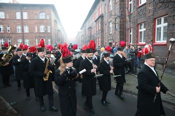 Katowice: Orkiestra górnicza obudziła mieszkańców Nikiszowca. Gra dla nich od 114 lat