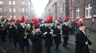 Katowice: Orkiestra górnicza obudziła mieszkańców Nikiszowca. Gra dla nich od 114 lat