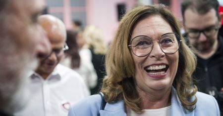 Kidawa-Błońska przyłapana w Warszawie. Poszła na sushi, a kierowca czekał