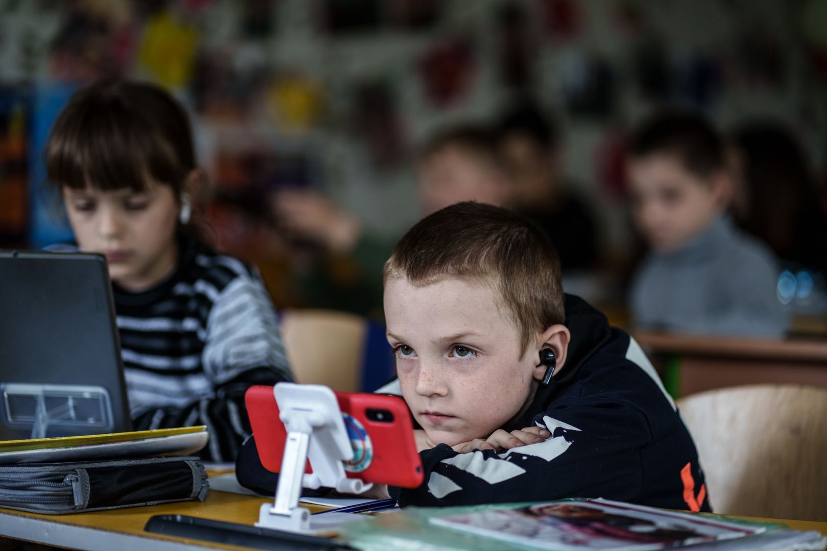 Ekspert ostrzega. Nadużywanie smartfonów skraca życie dzieci