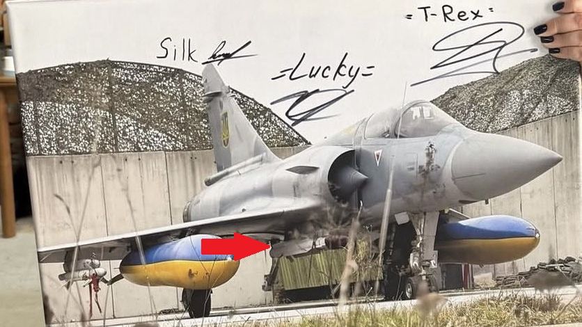 Ukraiński Mirage 2000-5F z podwieszonym pociskiem MICA.