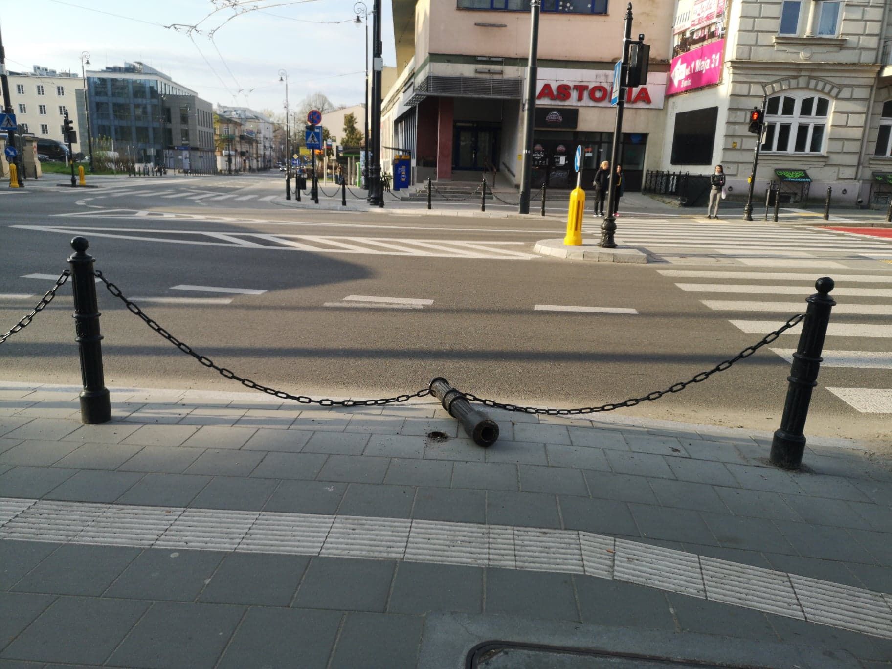 Uszkodzony żeliwny słupek