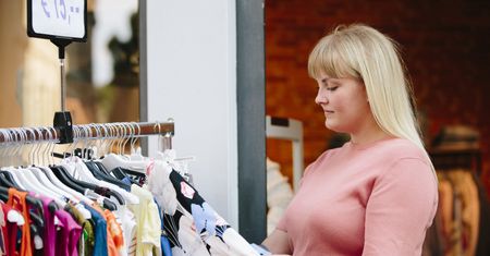 Polka plus size na zakupach. Ponura rzeczywistość zza kolorowych witryn