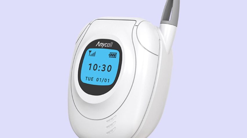 Wygląda jak telefon z klapką, ale ma inną funkcję. Samsung zaskakuje nostalgicznym gadżetem 1