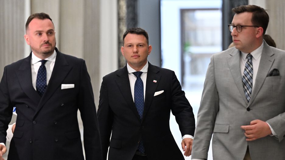 Warszawa, 20.05.2025. Wybory prezydenta RP - kampania przed II turą. Poseł Konfederacji Sławomir Mentzen (C) w drodze na konferencję prasową w Sejmie w Warszawie, 20 bm. Sławomir Mentzen zaprosił kandydata KO na prezydenta Rafała Trzaskowskiego i popieranego przez PiS Karola Nawrockiego na rozmowę oraz zaapelował o podpisanie deklaracji programowej, zgodnej z oczekiwaniami jego wyborców. (amb) PAP/Radek Pietruszka