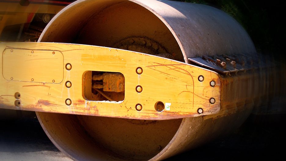 Zajączki. Śmierć na A18. Mężczyznę przygniótł walec (zdjęcie ilustracyjne)