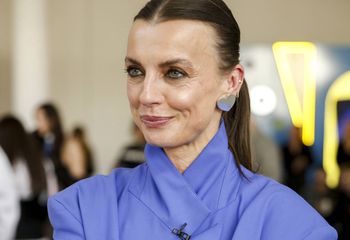 Wskoczyła w "nagą" stylizację. Prześwity i koronka w roli głównej