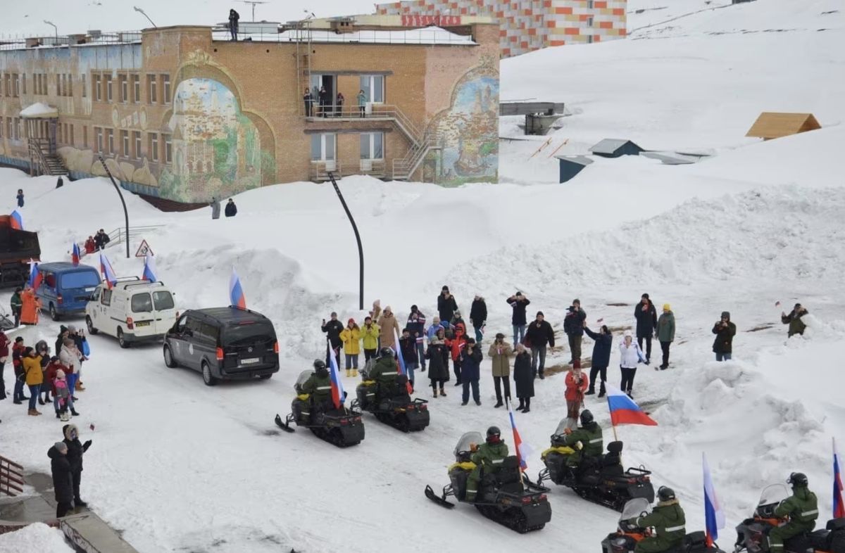 Rosyjska parada z okazji Dnia Zwycięstwa w arktycznym miasteczku w Norwegii