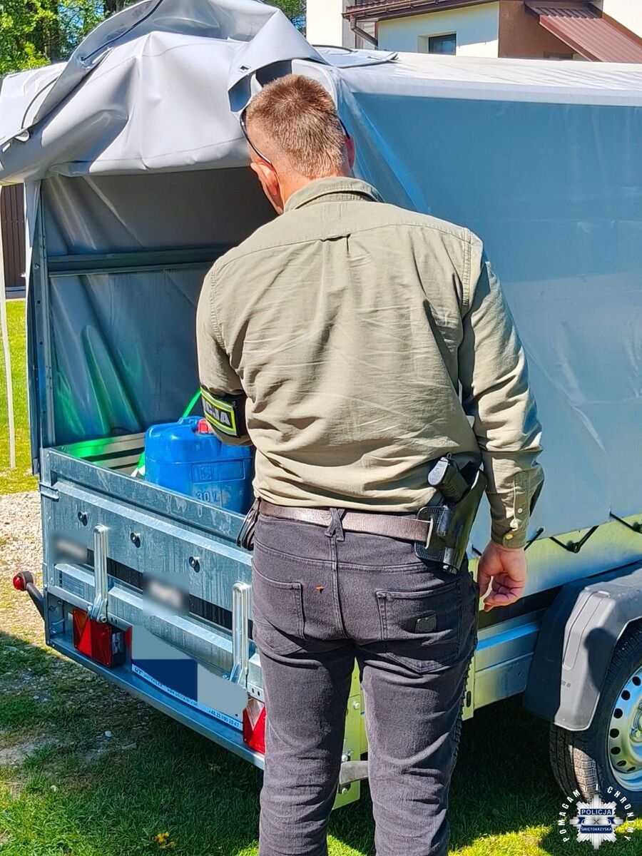 Funkcjonariusz policji i przyczepka ze paliwem poch. z kradzież