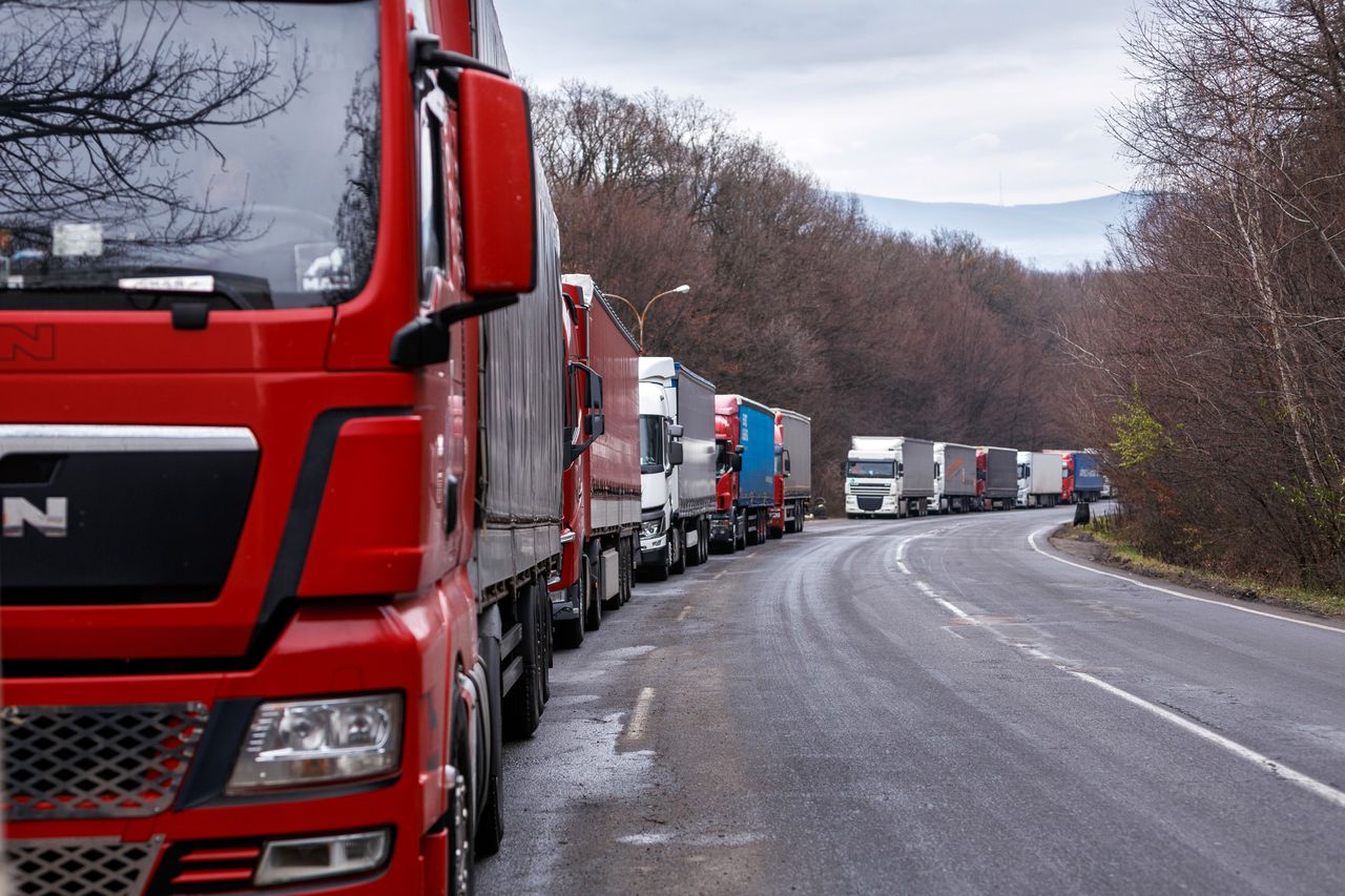 Kierowcy ciężarówek utknęli w ogromnych korkach na granicach UE