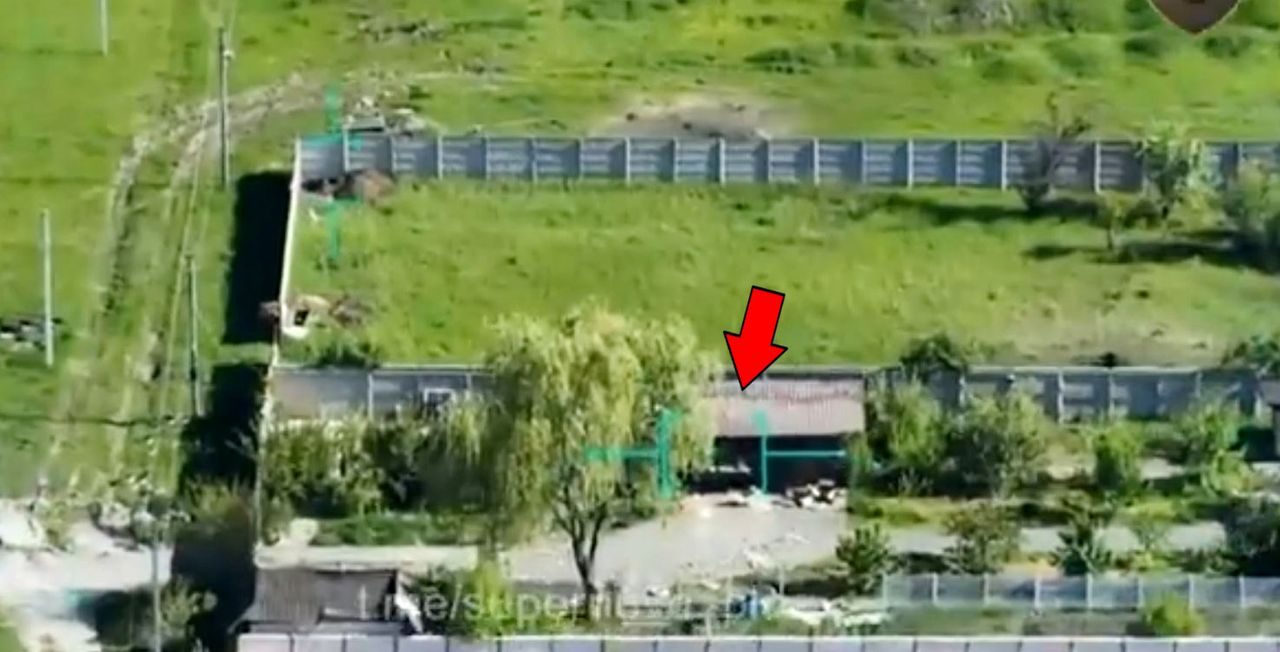 Rapira T-12 w akcji. Rosjanie ukryli się pod daszkiem, myśleli, że ich nie widać