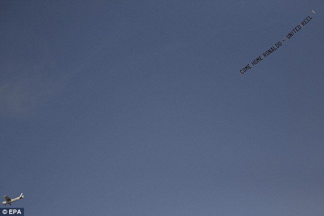 Against Modern Football? Nie tym razem - dron z flagą lata nad boiskiem i przerywa mecz 3