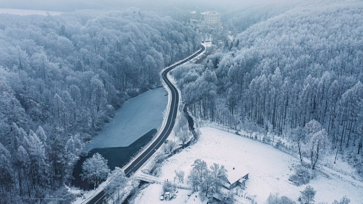 Dolina Prądnika i Pieskowa Skała z lotu ptaka. Zimowe dni spowite we mgle 1