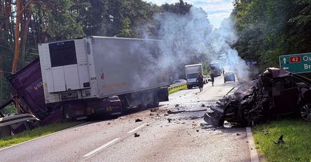 Tragiczny wypadek na DK42 w Stykowie. Nie żyje 23-letni kierowca Audi