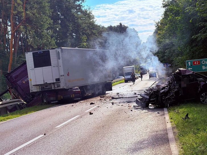 Tragiczny wypadek na DK42 w Stykowie. Nie żyje 23-letni kierowca Audi