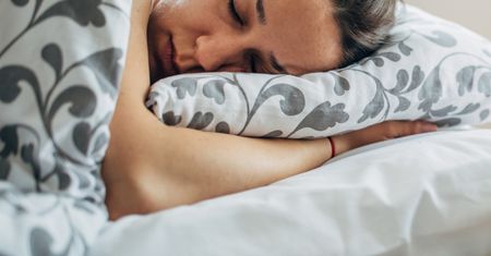Jak poprawny sen wpływa na odporność – ile godzin potrzebujesz jesienią?