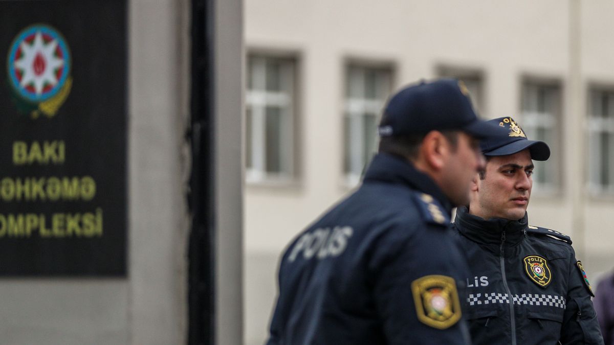Policja przed sądem w Baku — zdjęcie ilustracyjne