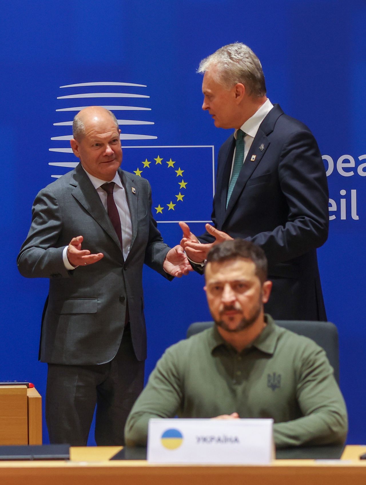 German Federal Chancellor Olaf Scholz (L), President of the Republic of Lithuania Gitanas Nauseda (R) and Ukraine's President Volodymyr Zelensky (front) take part at signature ceremony of security agreement with the EU during European Council in Brussels, Belgium, 27 June 2024. EU leaders are gathering in Brussels for a two-day summit to discuss the Strategic Agenda 2024-2029, the next institutional cycle, Ukraine, the Middle East, competitiveness, security and defense, among other topics. EPA/OLIVIER HOSLET / POOL Dostawca: PAP/EPA.