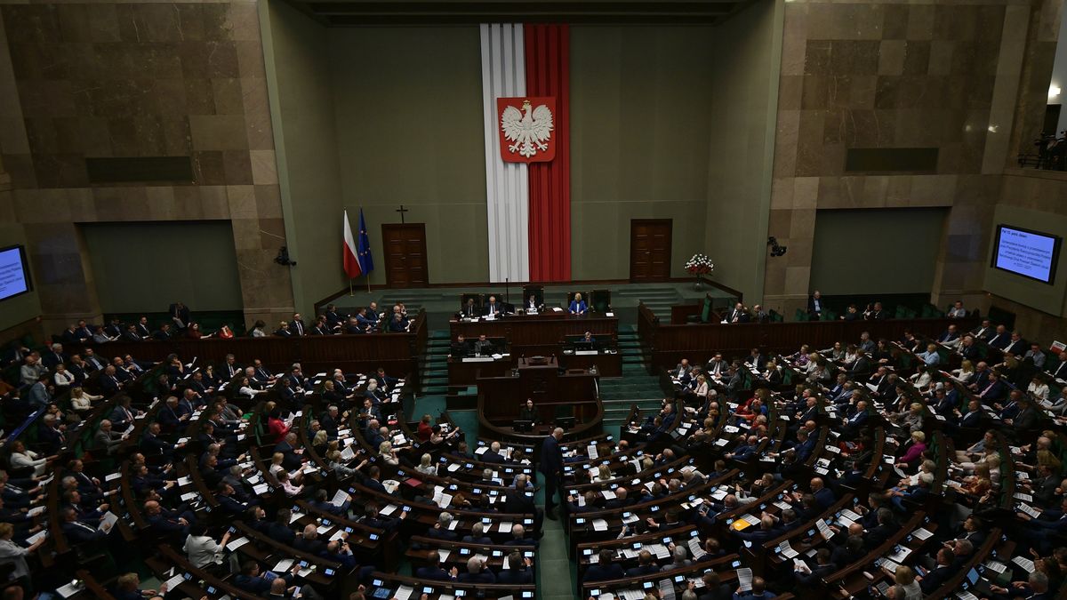 obrady SejmuWarszawa, 12.05.2022. Pos�owie na sali plenarnej Sejmu w Warszawie, 12 bm. Sejm zajmie si� m.in. wyborem prezesa Narodowego Banku Polskiego. (amb) PAP/Marcin ObaraMarcin Obara9 9., Dziewi�ta, IX, kadencja, kadencji, obrad, obrady, parlament, parlamentu, polityk, polityka, posiedzenie, pos�owie, sala, sejm, sejmowa, sejmu, NBP, plenarna, posiedze�, wyb�r prezesa