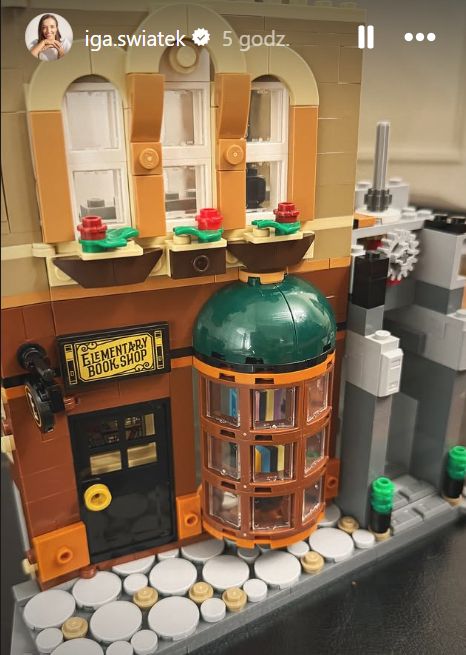 Pokazała także budowlę z klocków LEGO.