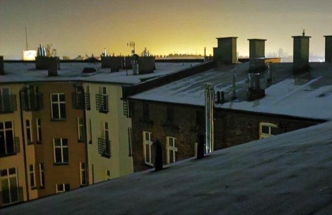 Śląsk. Policjanci z Chorzowa uratowali mężczyznę, który chciał skoczyć z dachu.