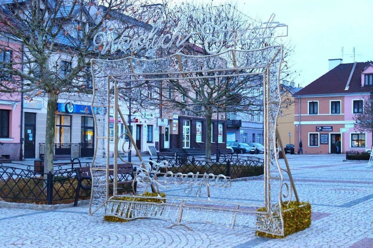 Świąteczne iluminacje pojawiły się na Placu Tadeusza Kościuszki w Łęczycy