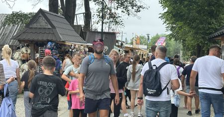 Rzeka ludzi nie ma końca. Samochodów tyle, że na parkingu podnieśli ceny