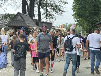 Rzeka ludzi nie ma końca. Samochodów tyle, że na parkingu podnieśli ceny