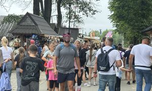 Rzeka ludzi nie ma końca. Samochodów tyle, że na parkingu podnieśli ceny
