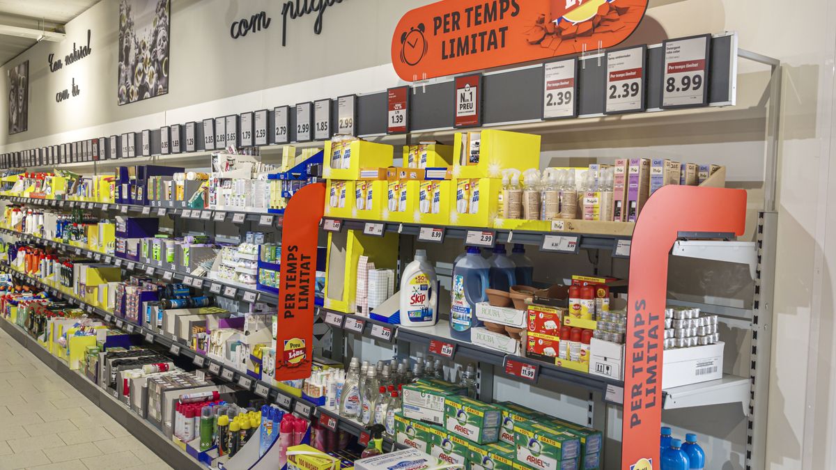 Barcelona, Spain, Catalonia, Carrer de Nicaragua Sants-Montjuic, Lidl discount supermarket, household cleaning products
Barcelona, Spain, Catalonia, Carrer de Nicaragua Sants-Montjuic, Lidl discount supermarket, household cleaning products. (Photo by: Jeffrey Greenberg/Universal Images Group via Getty Images)
Jeff Greenberg
display, eu, hispanic, super market, household cleaning product, shelves, display sale, inside, barcelona, carrer de nicaragua sants-montjuic, catalunya, interior