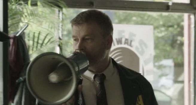 Nalot służb na burgerownię promuje Maestro w McDonald’s (wideo)