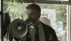 Nalot służb na burgerownię promuje Maestro w McDonald’s (wideo)