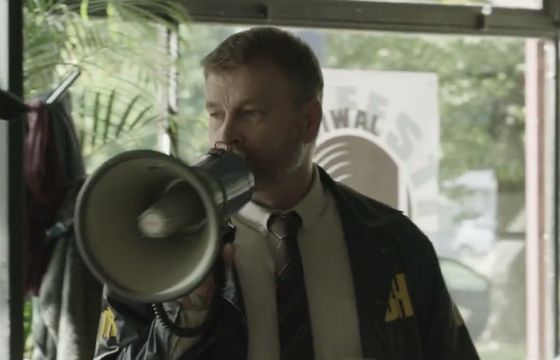 Nalot służb na burgerownię promuje Maestro w McDonald’s (wideo)