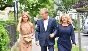 Wybory 2020. Kasia Tusk z rodzicami w lokalu wyborczym. Znów zachwyciła stylizacją