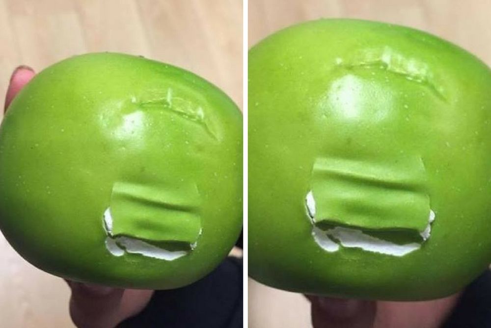 Zdjęcie nadgryzionych plastikowych jabłek