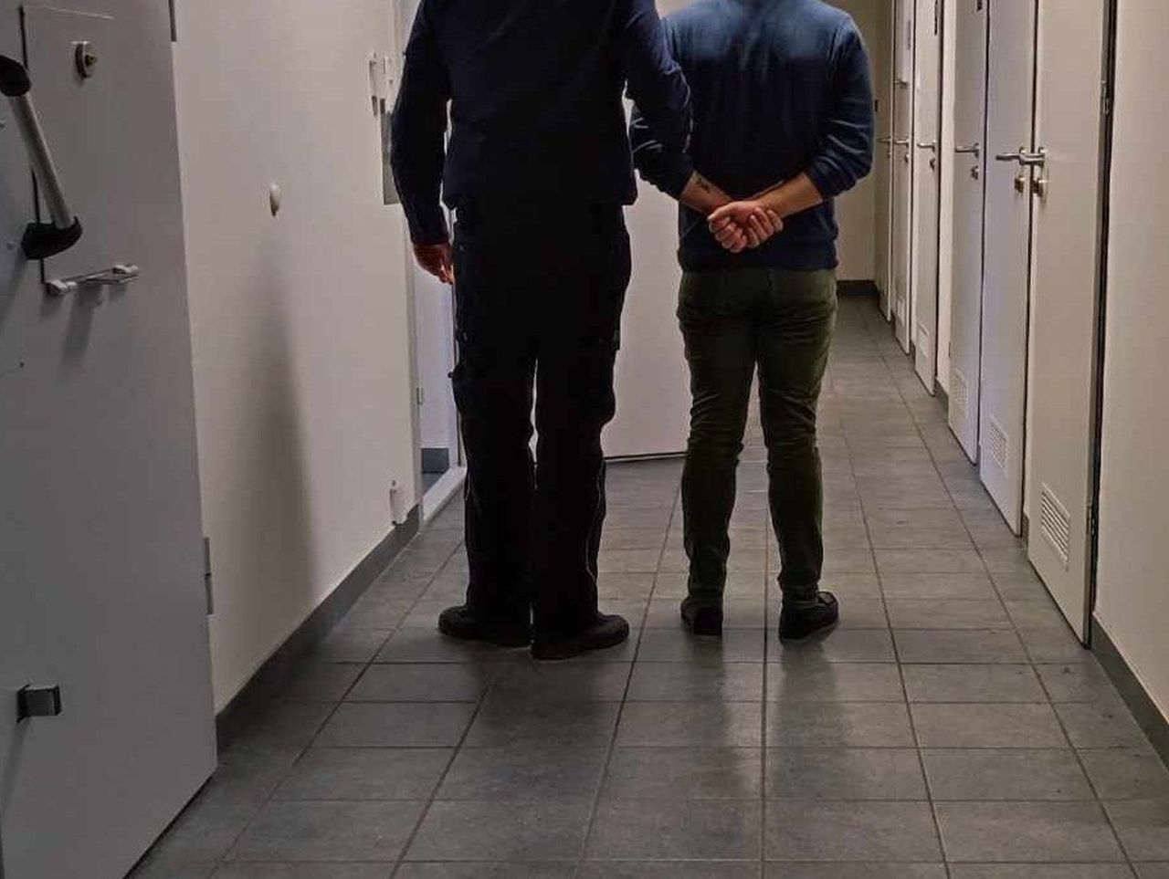 Gmina Kotlin: Zaatakował sąsiada tłuczkiem do mięsa dotkliwie go raniąc. 36-latek ukradł mu pieniądze i je przepił